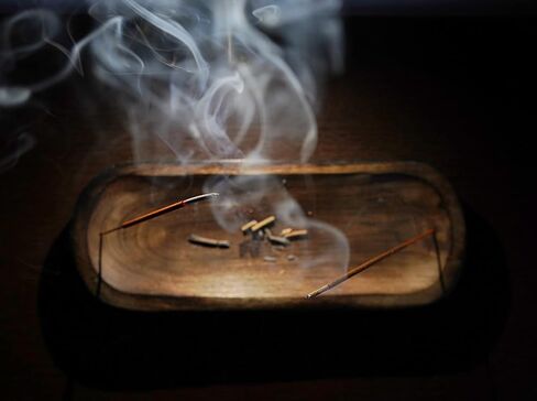 حامل اعواد بخور اجارباتي الخشبية من هانديكرافت ستوريروم، حامل اعواد البخور لديكور المنزل، صينية بخور خشبية مصنوعة من خشب المانجو (11 × 4 × 1 انش) in Kuwait