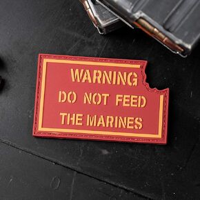 رقعة معنوية من البولي فينيل كلورايد مع دعامة خطافية وحلقة مطابقة من نيو، مكتوب عليها Warning Do Not Feed The Marines in Kuwait