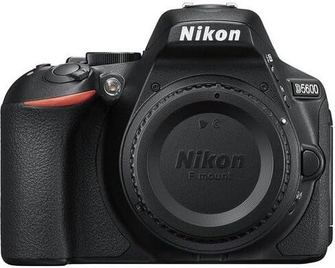 كاميرا Nikon D5600 DSLR مع هيكل (بدون عدسة) + بطاقة 32 جيجابايت وحامل ثلاثي القوائم وحقيبة والمزيد (حزمة مكونة من 13 قطعة) in Kuwait