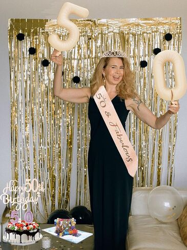 هدايا عيد الميلاد الخمسين للنساء - زينة عيد الميلاد الخمسين للنساء تتضمن بطاقة منبثقة ثلاثية الأبعاد لعيد الميلاد، وتاج التاج، والوشاح، وأغطية الكيك، والبالونات، والشموع مع صندوق هدايا in Kuwait