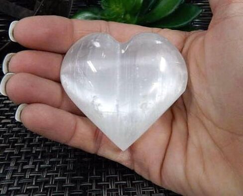 بيفيرلي اوكس مجموعة كاملة من 7 قطع من كريستال السيلينيت الابيض المشبع بالطاقة ومجموعة علاجية: 1 برج سيلينيت، حجر النخيل - 1 قلب بيضاوي، 3 عصا- غير حادة مدببة وخشنة، 1 وردة صحراوية in Kuwait