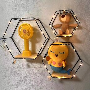 أرفف سداسية عائمة لتزيين الحائط مع مصابيح LED، مجموعة من 3 أرفف حائط معدنية حديثة، سلك معدني ذهبي ورف تخزين مثبت على الحائط بقاعدة خشبية لغرفة النوم وغرفة المعيشة والمطبخ والحمام in Kuwait