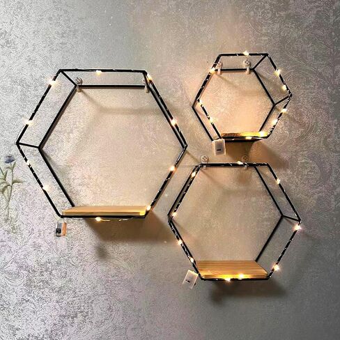 أرفف سداسية عائمة لتزيين الحائط مع مصابيح LED، مجموعة من 3 أرفف حائط معدنية حديثة، سلك معدني ذهبي ورف تخزين مثبت على الحائط بقاعدة خشبية لغرفة النوم وغرفة المعيشة والمطبخ والحمام in Kuwait