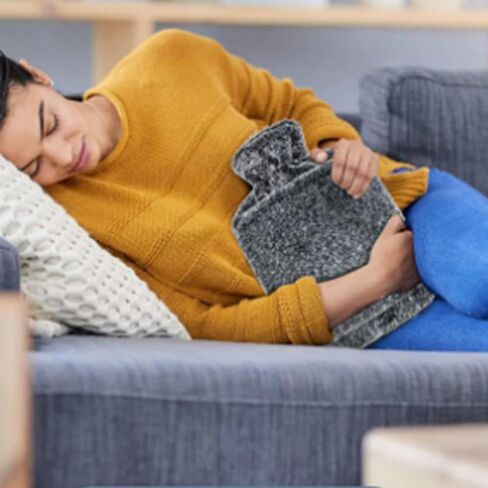 زجاجة ماء ساخن لتدفئة القدم مع غطاء قطيفة ناعم لتدفئة القدم، نعل متين مضاد للانزلاق، زجاجة ماء دافئة لتخفيف الألم وتدفئة القدمين للنساء in Kuwait