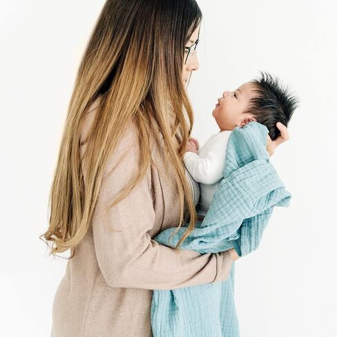 بطانية قماط من الموسلين العضوي من Goobie Baby، مصنوعة من القطن العضوي المعتمد بنسبة 100%، فائقة النعومة ومسامية، كبيرة الحجم 47 × 47 بوصة لسهولة التقميط، بطانية متعددة الاستخدام للرضاعة والمزيد (أوراق الشجر) in Kuwait