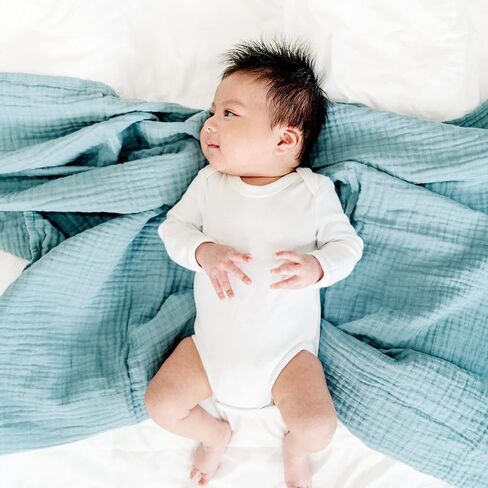 بطانية قماط من الموسلين العضوي من Goobie Baby، مصنوعة من القطن العضوي المعتمد بنسبة 100%، فائقة النعومة ومسامية، كبيرة الحجم 47 × 47 بوصة لسهولة التقميط، بطانية متعددة الاستخدام للرضاعة والمزيد (أوراق الشجر) in Kuwait