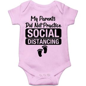 طفل صغير غير عادي لم يمارس والداي التباعد الاجتماعي مع إعلانات الحجر الصحي المضحكة للأطفال حديثي الولادة in Kuwait