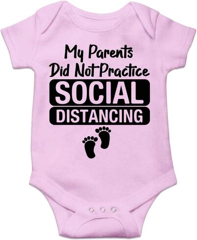 طفل صغير غير عادي لم يمارس والداي التباعد الاجتماعي مع إعلانات الحجر الصحي المضحكة للأطفال حديثي الولادة in Kuwait