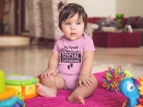 طفل صغير غير عادي لم يمارس والداي التباعد الاجتماعي مع إعلانات الحجر الصحي المضحكة للأطفال حديثي الولادة in Kuwait