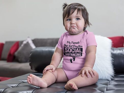 طفل صغير غير عادي لم يمارس والداي التباعد الاجتماعي مع إعلانات الحجر الصحي المضحكة للأطفال حديثي الولادة in Kuwait