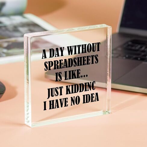 زخرفة لافتة مكتبية مربعة للمحاسب - يوم بدون جداول بيانات يشبه مجرد مزاح مناسب لتزيين طاولة المكتب المنزلي in Kuwait