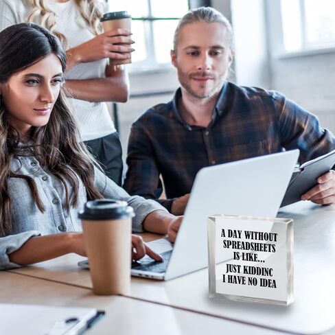 زخرفة لافتة مكتبية مربعة للمحاسب - يوم بدون جداول بيانات يشبه مجرد مزاح مناسب لتزيين طاولة المكتب المنزلي in Kuwait