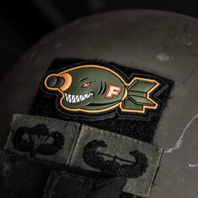 NEO Tactical Gear - رقعة معنوية تكتيكية مطاطية من البولي فينيل كلورايد F بومب - مزود بخطاف مدعوم بحلقة تثبيت خلفية in Kuwait