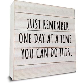 فقط تذكر يومًا واحدًا في كل مرة، لافتة صندوق خشبي لديكور المكتب، علامة صندوق خشبي ملهمة اقتباس لتزيين طاولة رف المكتب المنزلي، 5 × 5 بوصة in Kuwait