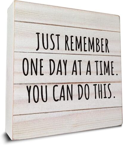 فقط تذكر يومًا واحدًا في كل مرة، لافتة صندوق خشبي لديكور المكتب، علامة صندوق خشبي ملهمة اقتباس لتزيين طاولة رف المكتب المنزلي، 5 × 5 بوصة in Kuwait