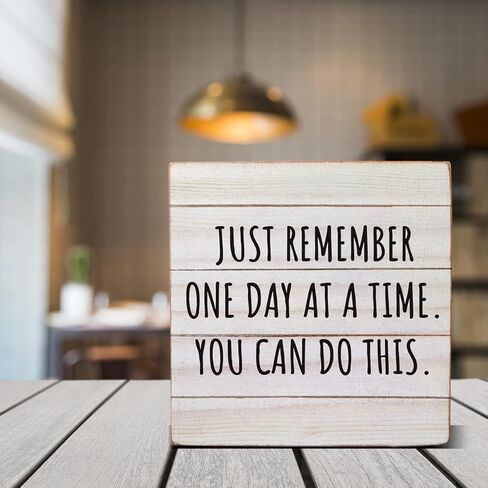 فقط تذكر يومًا واحدًا في كل مرة، لافتة صندوق خشبي لديكور المكتب، علامة صندوق خشبي ملهمة اقتباس لتزيين طاولة رف المكتب المنزلي، 5 × 5 بوصة in Kuwait