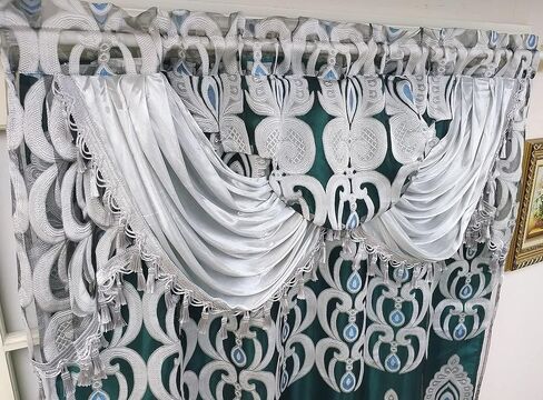 GOHD الطاووس الفخر. ستارة نافذة من قماش الجاكار الفوال المشبك مع ستارة قصيرة مرفقة وظهر من قماش التفتا. مجموعة 2 قطعة. كل قطعة بعرض 137.16 سم × ارتفاع 213.36 سم + ستارة قصيرة مقاس 45.72 سم. (نايتسكي بلو) in Kuwait