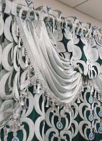 GOHD الطاووس الفخر. ستارة نافذة من قماش الجاكار الفوال المشبك مع ستارة قصيرة مرفقة وظهر من قماش التفتا. مجموعة 2 قطعة. كل قطعة بعرض 137.16 سم × ارتفاع 213.36 سم + ستارة قصيرة مقاس 45.72 سم. (نايتسكي بلو) in Kuwait