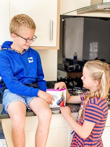 11 نوعًا مختلفًا من الخضروات الخضراء/البرتقالية الممزوجة بالعصير بالإضافة إلى مزيج الخضار، و11 فاكهة حمراء/برتقالية/صفراء مختلفة مُصنَّعة في العصير بالإضافة إلى مزيج الفاكهة، و120 علكة لكل كيس مقابل 60 حصة لكل منها in Kuwait