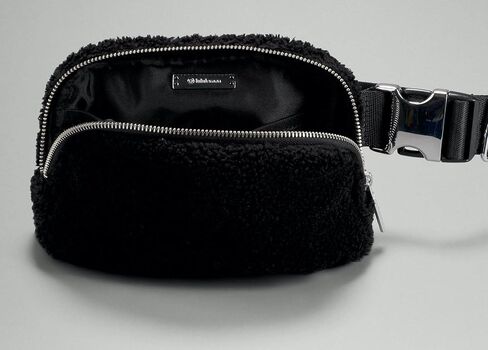 Lululemon Athletica Everywhere Fleece Belt Bag (Black) in Saudi Arabia
