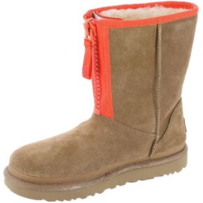UGG حذاء كلاسيكي قصير بسحاب ولوجو عصري للنساء in Saudi Arabia