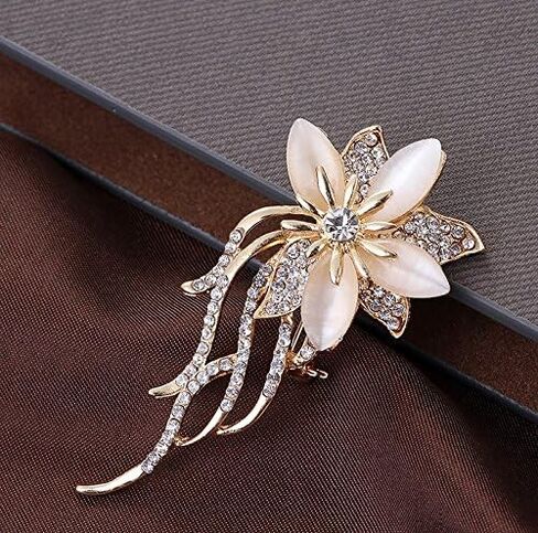 بروش نسائي أنيق مزين بالزهور والزفاف من Daisy Jewelry عليه باقة من الخرز المقلّد والعين, ان ايه, ان ايه in Kuwait