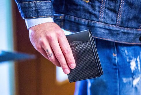 كولد فاير محفظة تكتيكية من الياف الكربون مع نافذة لبطاقة الهوية للرجال - محفظة مصنوعة يدويا من جلد كيه الاصلي للرجال نحيفة للغاية ثنائية الطي مع حجب تقنية تحديد الهوية بموجات الراديو. هدية للرجال. in Kuwait