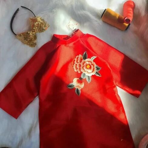 مجموعة CuteSass Family التطريز الأحمر Ao Dai | فستان طويل فيتنامي حديث وتقليدي مصنوع مسبقًا | السنة القمرية الجديدة in Kuwait