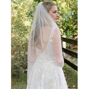 Heread 1 Tier Bride Wedding Veil Fingertip Length Short Bridal Tulle Veils with Comb and Pencil Edge (Ivory)