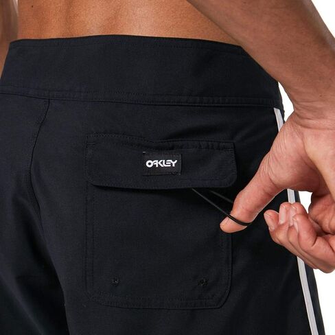 Oakley Men's Standard Solid Crest 19 Boardshort in Saudi Arabia