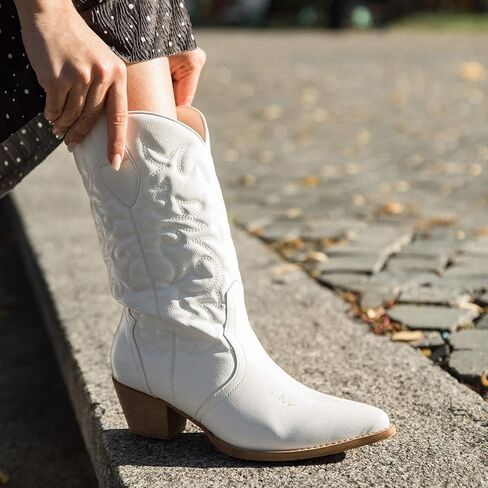 أحذية Rollda النسائية لرعاة البقر الغربي بمقدمة مدببة وأحذية راعية البقر لمنتصف الساق للسيدات أحذية عصرية مطرزة بكعب مكتنز in Kuwait