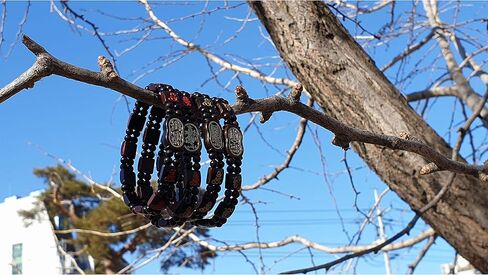 سوار بوذي - رمز البوذية مصنوع من شجرة العناب والسحر (كل شيء يسير على ما يرام، تحقيق الأمنيات، الثروة المالية، الصحة الجيدة) للرجال والنساء خرز 10 مم in Kuwait