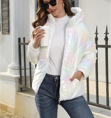 معطف Xaspee النسائي اللامع للشتاء قصير دافئ ومبطن بألوان قوس قزح وخفيف الوزن وسحاب وغطاء للرأس ومعطف منتفخ مبطن in Kuwait