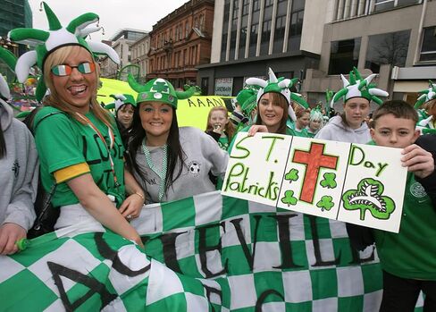 Yilistore Shamrock Viking Hat, St.Patrick Day Irish Viking Hat,Green Leprechaun Top Hat in Kuwait