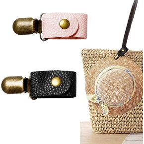 قطعتان من مشبك القبعة للسفر على الحقيبة من جلد البولي يوريثان، مشبك قبعة للأمتعة وحقيبة اليد، مشبك حامل للقبعة للنساء في الهواء الطلق، ملحقات السفر، رفيق القبعة (أسود + وردي) in Kuwait