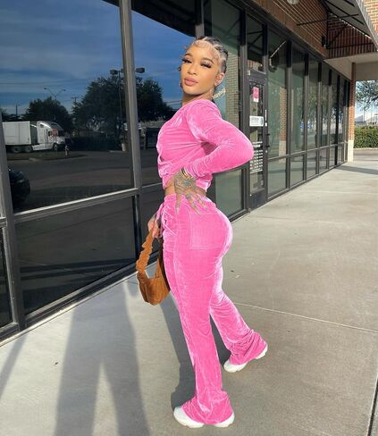 بدلة رياضية نسائية بلون سادة مكونة من قطعتين من القطيفة مكونة من قطعتين للنساء، سترة علوية قصيرة بغطاء للرأس وأكمام طويلة وسروال مرن واسع مجموعة ملابس رياضية كاجوال بدلة رياضية للركض مع جيوب in Kuwait