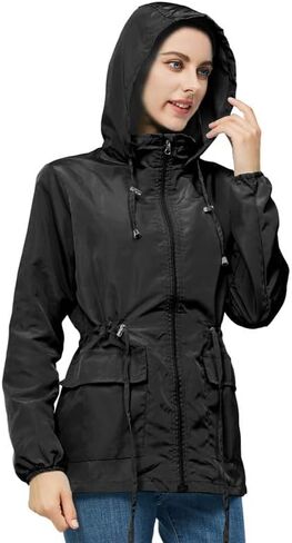 سترة مطر نسائية مقاومة للماء مع غطاء رأس، معطف واق من المطر خفيف الوزن وقابل للتعبئة للتنزه سيرًا على الأقدام والسفر في الهواء الطلق مع جيوب in Kuwait