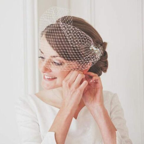 وشاح الزفاف مزين باللؤلؤ والعروس في العشرينيات من هيرد، إكسسوار إكسسوار للرأس لحفلات الزفاف والزفاف والكريستال الأبيض مع مشط للنساء والفتيات in Kuwait