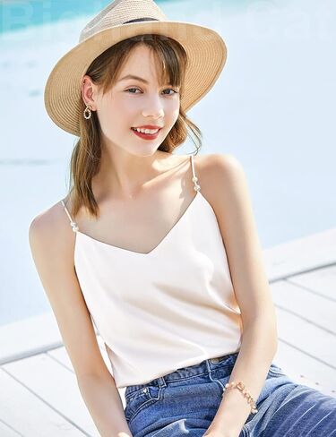 قميص قصير حريمي من IIG بحمالات سباغيتي وحمالات حريرية على شكل حرف V ورقبة على شكل حرف V in Kuwait