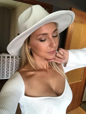 قبعة فيدورا النسائية العصرية ذات حافة واسعة من اللباد بنما الكلاسيكية مع شريط من اللؤلؤ in Kuwait