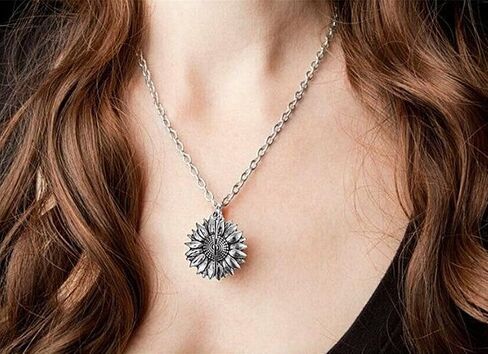 Cute Cartoon Fashion Necklace Hypoallergenic Necklace for Friends, Girlfriends and Elders, Lightweight Statement Jewelry for girls women Dainty 18K Plated Gold Necklace Trendy Christmas New Year Gifts in Saudi Arabia