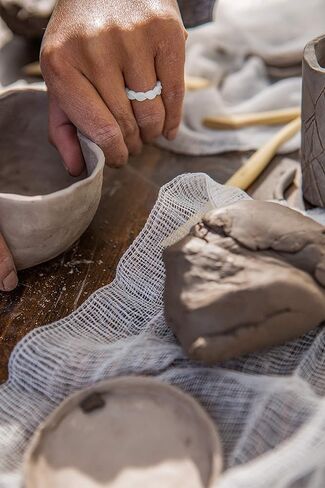 خاتم QALO نسائي من السيليكون المطاطي، الخلود، خاتم زفاف للنساء، مسامي، شريط سيليكون متين للخطوبة، عرض 4 مم وسمك 2.4 مم، متعدد الألوان in Kuwait