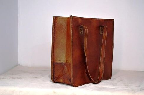 شنطة ماسنجر من الجلد للرجال والنساء من جيه ام دي ارتس - شنطة كتف للاب توب من الجلد المحبب بالكامل تعطي مظهرًا كلاسيكيًا، بني, بني in Kuwait