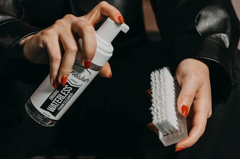مجموعة فرشاة ورغوة لتنظيف الأحذية بدون ماء من THE SNEAKER LAUNDRY - أفضل رغوة لتنظيف الأحذية - مثالية للاستخدام في الأحذية الرياضية والجلد المدبوغ وجميع أنواع الأحذية - مجموعة تنظيف الأحذية - تتضمن منظف رغوي 161 مل in Saudi Arabia