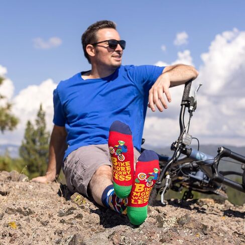 جوارب مجنونة للرجال والنساء الذين يحبون الأنشطة - السفر، الدراجة، التنزه سيرًا على الأقدام، الجولف، التزلج، هدايا التخييم in Kuwait