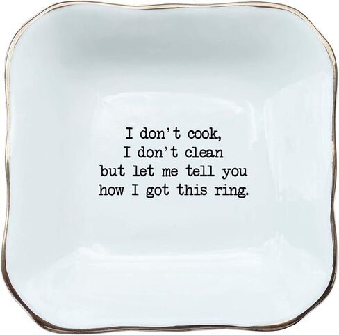 طبق دائري مزين بعبارة «I Don't Cook I Don't Clean But I Got This Ring Trinket» من بات ترانغ in Kuwait