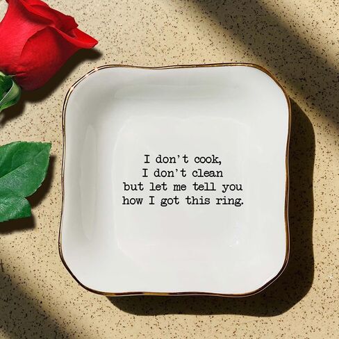 طبق دائري مزين بعبارة «I Don't Cook I Don't Clean But I Got This Ring Trinket» من بات ترانغ in Kuwait
