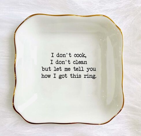 طبق دائري مزين بعبارة «I Don't Cook I Don't Clean But I Got This Ring Trinket» من بات ترانغ in Kuwait