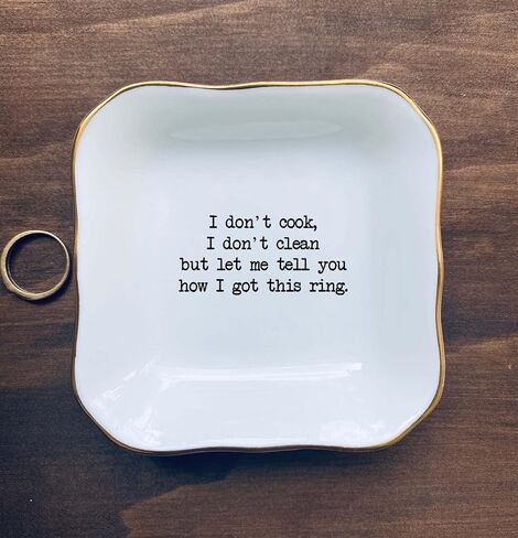 طبق دائري مزين بعبارة «I Don't Cook I Don't Clean But I Got This Ring Trinket» من بات ترانغ in Kuwait