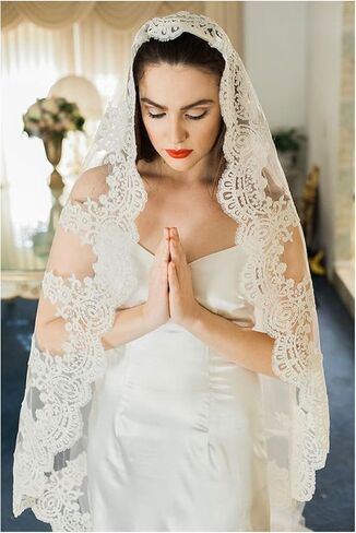 BEAUTELICATE Wedding Bridal Veil with Comb 1 Tier Lace Applique in Saudi Arabia